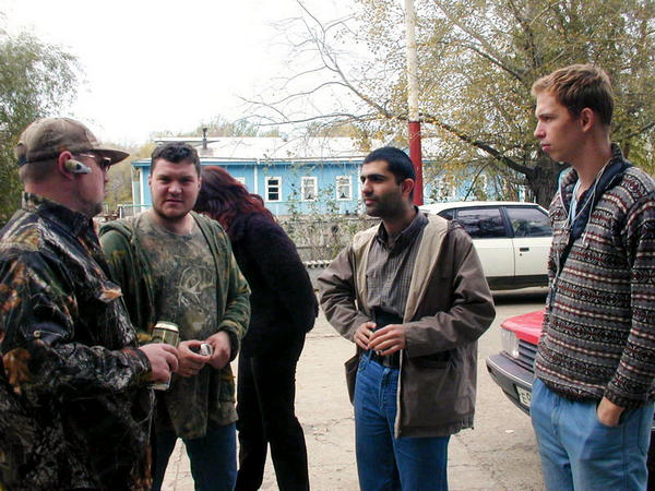 Приезжали небольшими группами.
Экипаж хантермобиля прибыл только в субботу